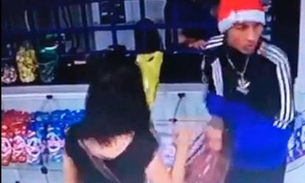 Com peixeira e gorro de Papai Noel, homens assaltam drogaria em Manaus 