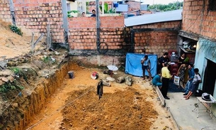 Bombeiros retiram corpo de vendedora que foi enterrada no quintal de casa em Manaus 