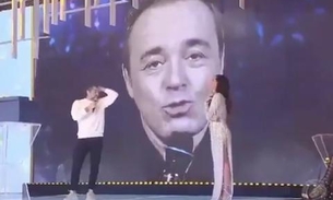 Vídeo: Aos prantos, Mion faz discurso emocionante ao receber presente póstumo de Gugu