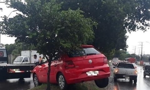 Após colisão, carro voa e vai parar sobre canteiro central em avenida de Manaus