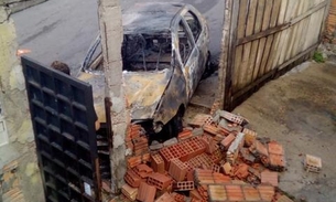 Carro atinge muro de casa e pega fogo em rua de Manaus 