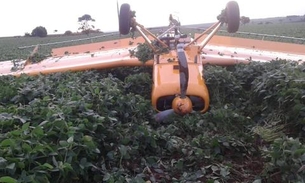 Avião agrícola faz pouso forçado em plantação de soja