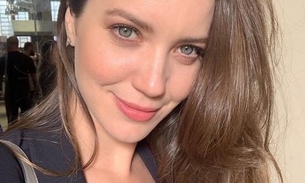 Atriz Nathalia Dill vai à praia e formato de chaveiro rouba a cena