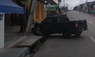 Carro invade calçada e fica destruído ao atingir poste em Manaus