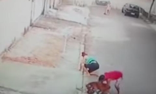 Vídeo chocante mostra pitbull atacando criança de 5 anos no meio da rua 