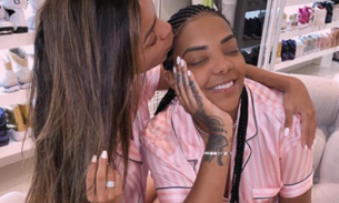 Em câmera lenta, Ludmilla sensualiza com a esposa Brunna Gonçalves 