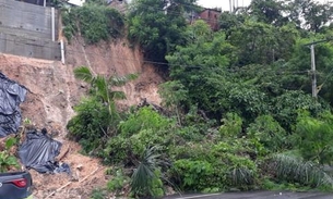 Forte chuva em Manaus causa transtornos com deslizamento de barranco e queda de árvores
