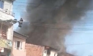 Casa pega fogo e deixa moradores e vizinhos desesperados em Manaus