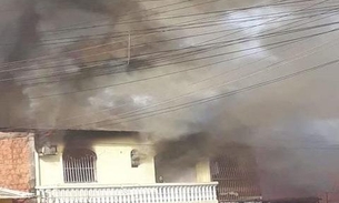 Duas casas são atingidas por incêndio em Manaus; uma delas foi consumida por completo