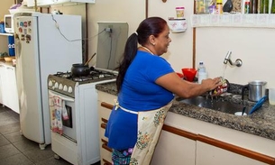Cai número de mulheres que trabalham como domésticas no País