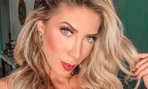 Ex-power couple Tati Minerato faz ensaio de Natal com seios à mostra 