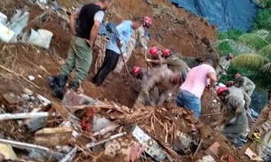 No dia de Natal, família morta em deslizamento de barreira é enterrada em Recife 