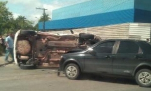 Carros capotam durante acidentes em avenidas de Manaus 