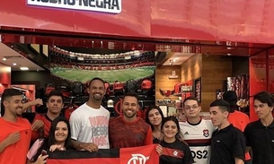 Goleiro Bruno é 'tietado' por torcedores do Flamengo em loja do clube