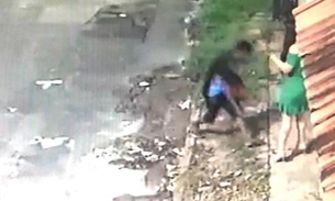 Vídeo mostra suspeito passando a mão em mulher durante assalto em Manaus