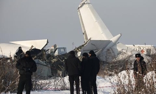 Avião com 100 passageiros cai sobre prédio de dois andares 