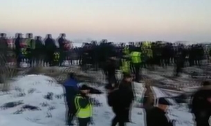 Avião com cerca de 100 pessoas a bordo cai no Cazaquistão e a maioria sobrevive