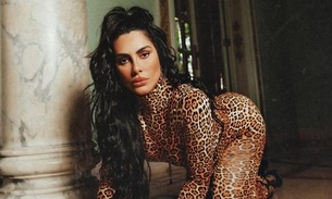 Cleo exibe bumbum empinado de fio-dental e rebate admirador que 'babou' em foto