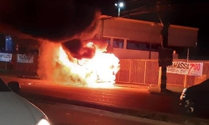 Vídeo: Kombi fica completamente destruída após pegar fogo em avenida de Manaus