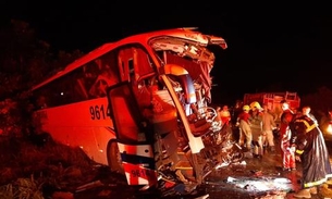 Seis pessoas morreram e 25 ficaram feridas em acidente com ônibus e carreta