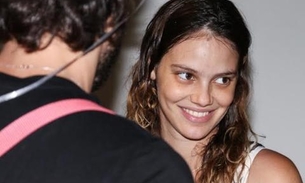 Laura Neiva e Chay Suede deixam a maternidade com filha