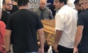 Sob forte comoção, corpo de Arlindo Jr. chega ao centro de convenções em Manaus