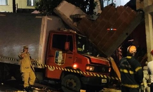 Caminhão invade residência após motorista desmaiar ao volante em Manaus