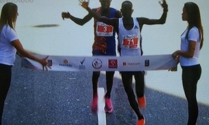 Queniano ultrapassa adversário perto da linha de chegada e vence corrida São Silvestre  