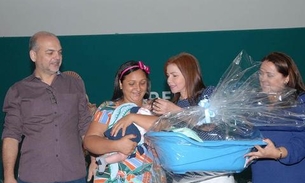 Mães recebem enxovais no lançamento do programa 'Kit-Cegonha' em Manaus