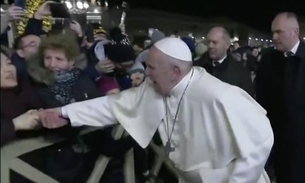Vídeo: Papa Francisco se irrita e dá tapas em mulher que o puxou no Vaticano