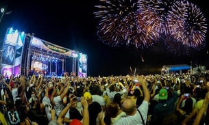 Público comemora a festa da virada na Orla do Amarelinho em Manaus