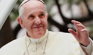 Papa se desculpa por perder a paciência com a fiel que apertou sua mão