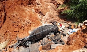 Trecho de rodovia cede e carro cai em cratera