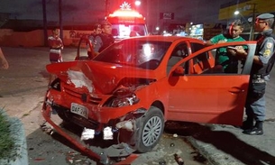 Grávida sofre acidente em carro que ficou parcialmente destruído em Manaus