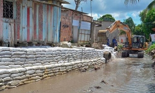 Comunidade de Manaus recebe dragagem de igarapé, operação tapa-buraco e de capinação 