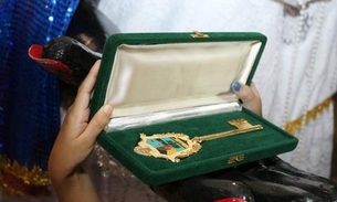 Chegada da Kamélia dá início ao Carnaval e homenageia cantor Arlindo Júnior