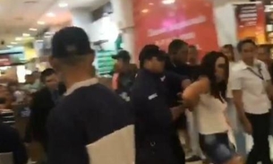 Travesti denuncia ter sido impedida de usar banheiro feminino em shopping 