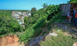 Trabalho emergencial é realizado para conter expansão de cratera em bairro de Manaus 