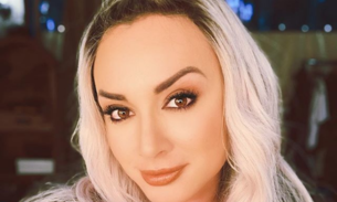 De maiô cavado, Juju Salimeni posa tomando ducha com bumbum na nuca