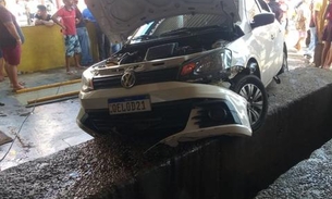 Durante perseguição policial carro de suspeitos invade lava jato em Manaus 