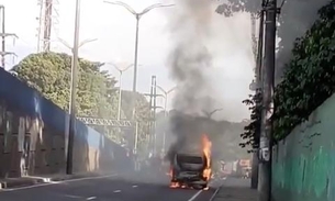 Vídeos mostram kombi em chamas em avenida de Manaus