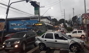 Em pista molhada, carros colidem violentamente em cruzamento de Manaus