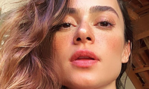 Thaila Ayala posta foto usando papel higiênico com rosto de Donald Trump 