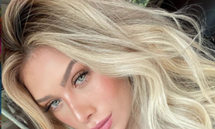 Flávia Pavanelli mostra curvas em biquini cavado à beira da piscina