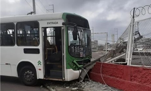 Ônibus perde freio e desgovernado destrói muro de empresa em Manaus