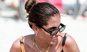 Em fotos sem edição, Anitta é flagrada na praia com bumbum empinado de fio-dental