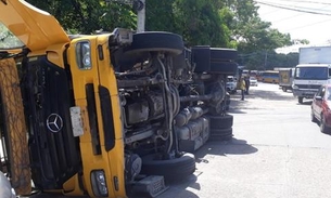 Em Manaus, carreta tomba no meio de avenida do Distrito Industrial