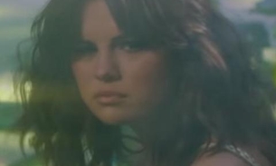 Selena Gomez aparece com vestido de estilista brasileira em novo clipe de 'Rare'