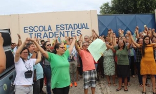 Pais fazem manifestação e 'abração' para impedir transferência de alunos de escola em Manaus