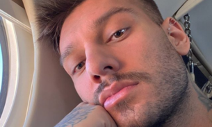 Lucas Lucco posa de sunga e marca a noiva em partes íntimas